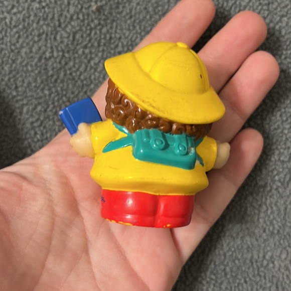 2002 Vintage Fisher Price Little People Maggie Yellow Raincoat School Figure - Picture 2 of 4